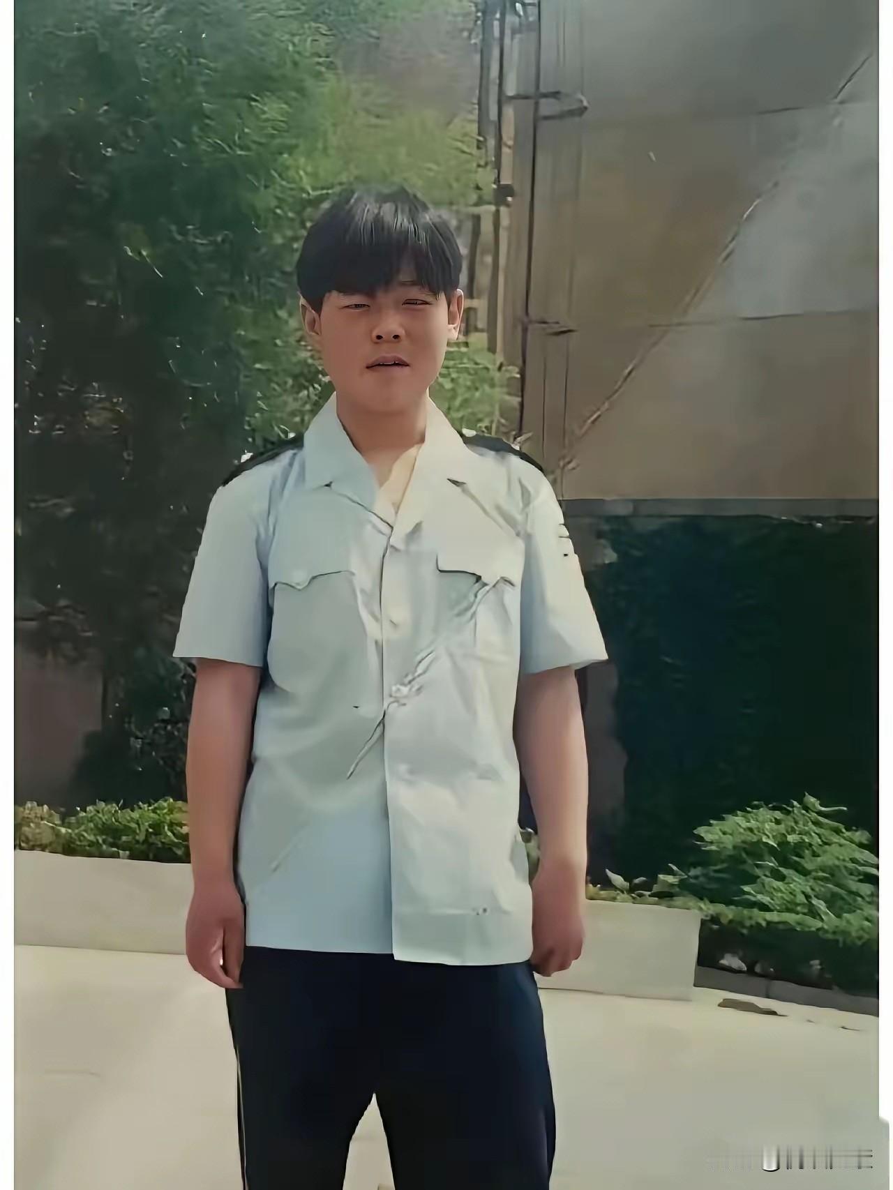 那时候的岳云鹏还只是个保安，
青涩又憨厚老实，
谁想到三十年过去，
如今已是相声