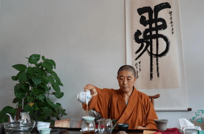 1991年，北京一位女护士看破红尘，花光15年攒下的积蓄，只为建成一个寺院，就在