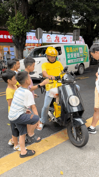 “大城市就是不一样，送外卖都有二级市场”！深圳华强北附近近期兴起了小孩代送最后1