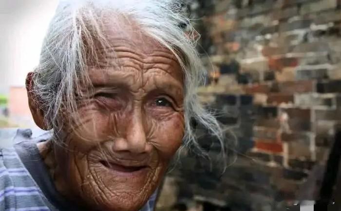 雨夜生死局！璧山土房坍塌，患疾母亲徒手刨三儿女，一念之差藏人间悲喜
 
阅读此文