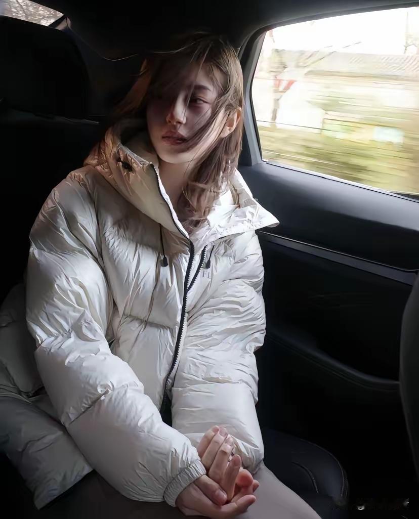 冬日暖阳下的车中时光，温暖而宁静。冬日唯美瞬间 治愈系冬日美景