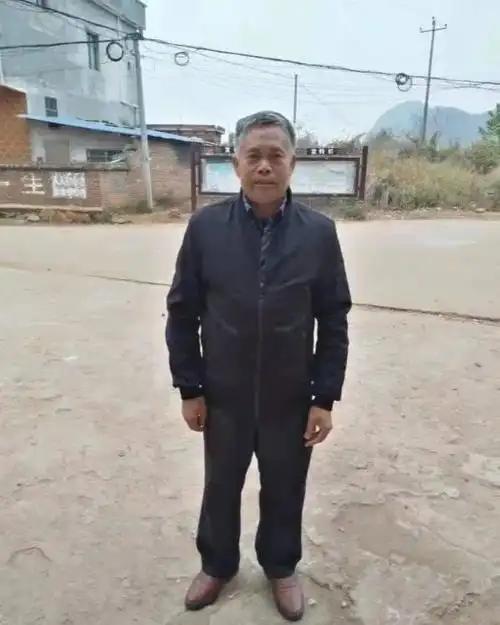 令人心酸！湖南男子妻子离世后再婚，女方带着三个女儿一同进门，二十多年来，他倾尽心