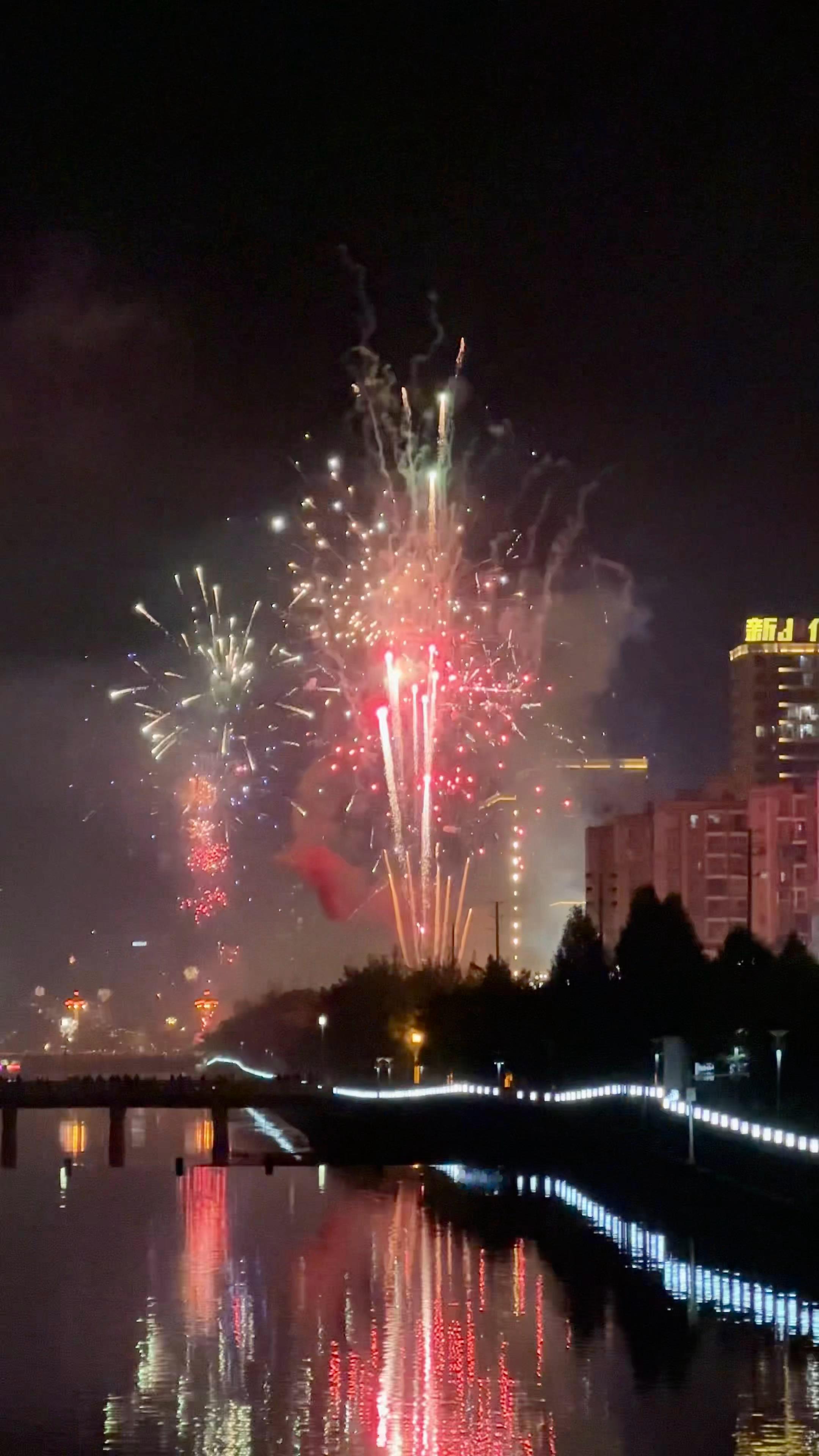 新年快乐大家 新的一年还要一起玩！新年快乐