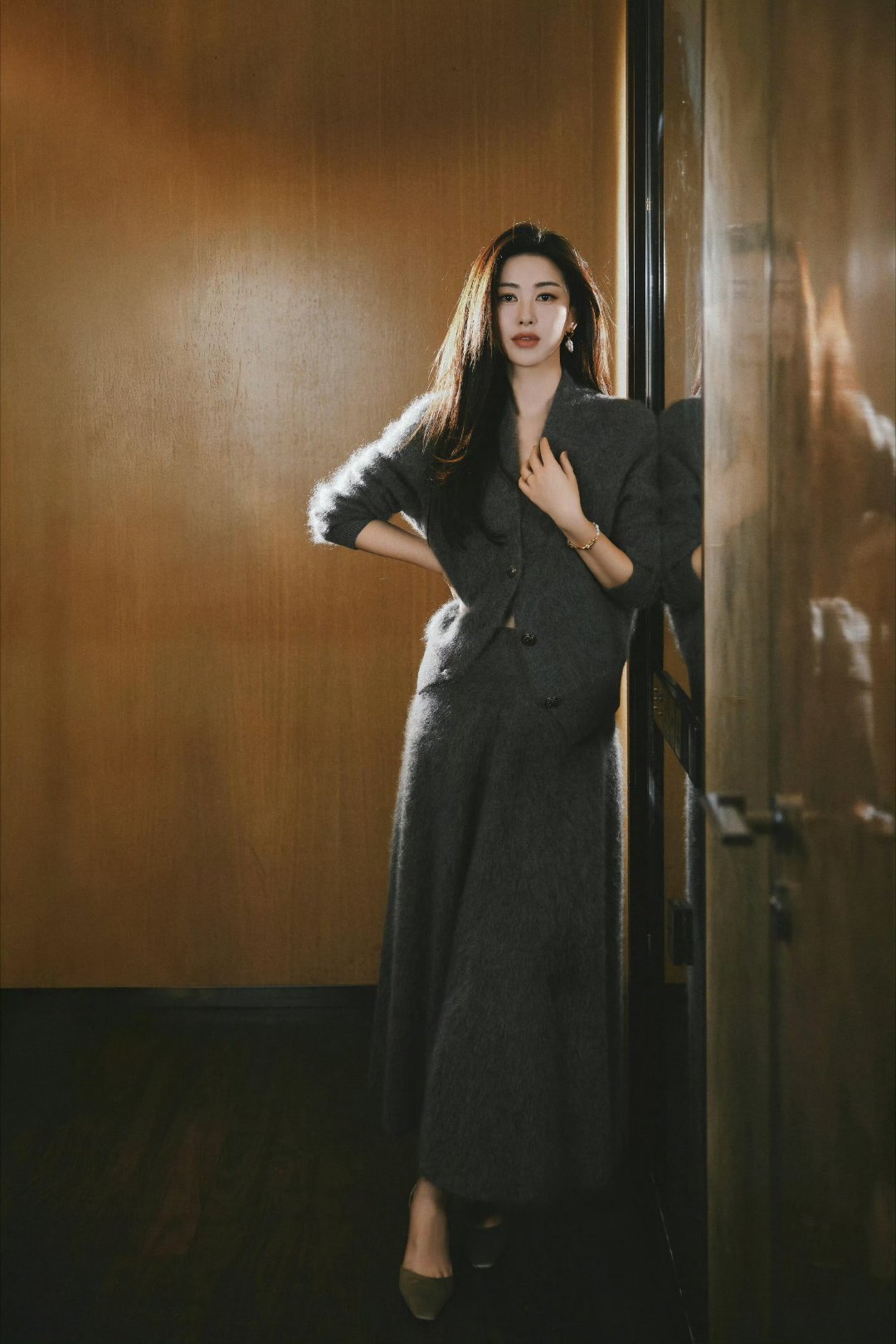 梨涡在她的脸上完全是点睛之笔 梨涡真是为朱珠的脸注入了灵魂。不笑的时候，她的美是