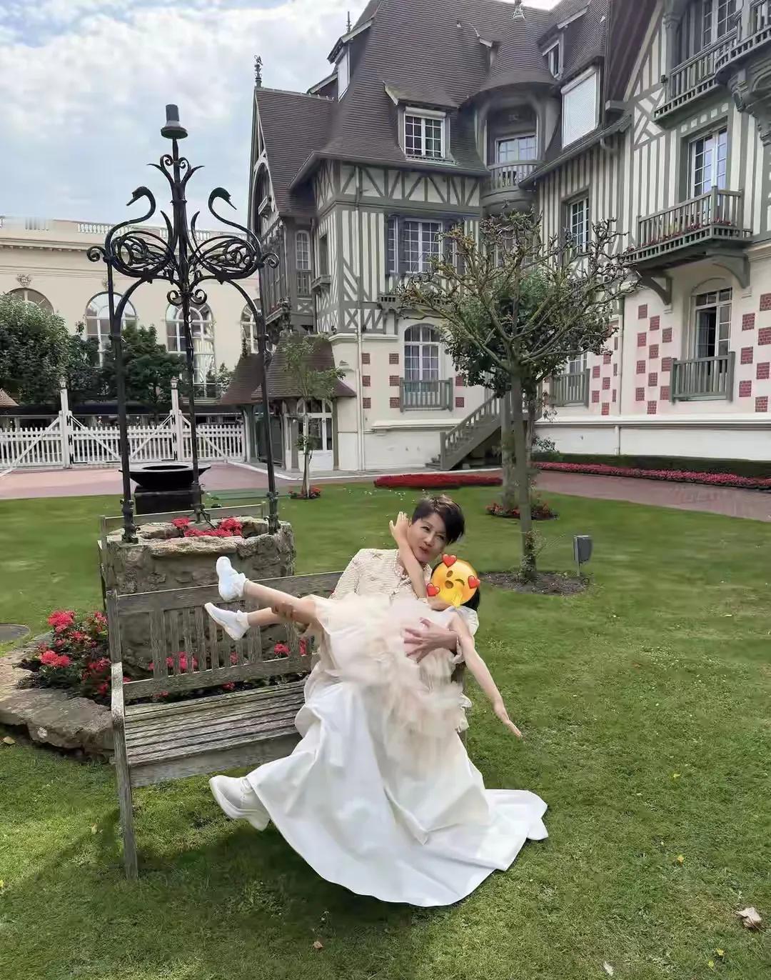 梁安琪参加何猷君的婚礼，还是舒适为主，穿的裙子衣服那么精致，配的鞋子竟然是运动鞋