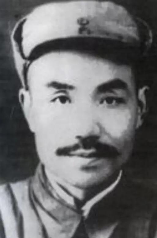 1955年评级时，他在建国后长期休养，没有军衔，没有工作，毛主席和周总理却同时给
