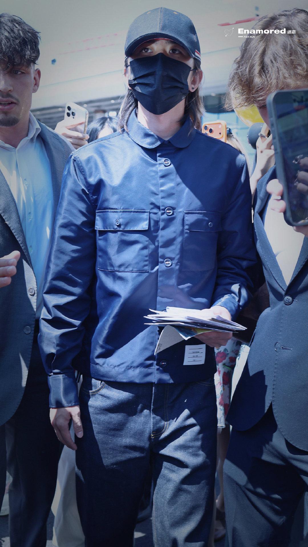 路人遇到蔡徐坤不知道咋整了谁能想到逛街打卡能偶遇蔡徐坤！迎面撞上本人瞬间大脑宕机