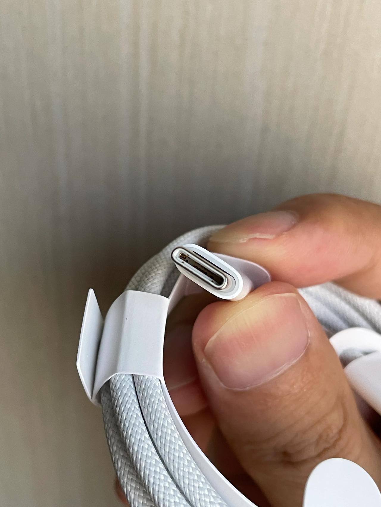 苹果即便换了C口。但是线果然还是和安卓不太一样！iPhone15系列这次包装盒里