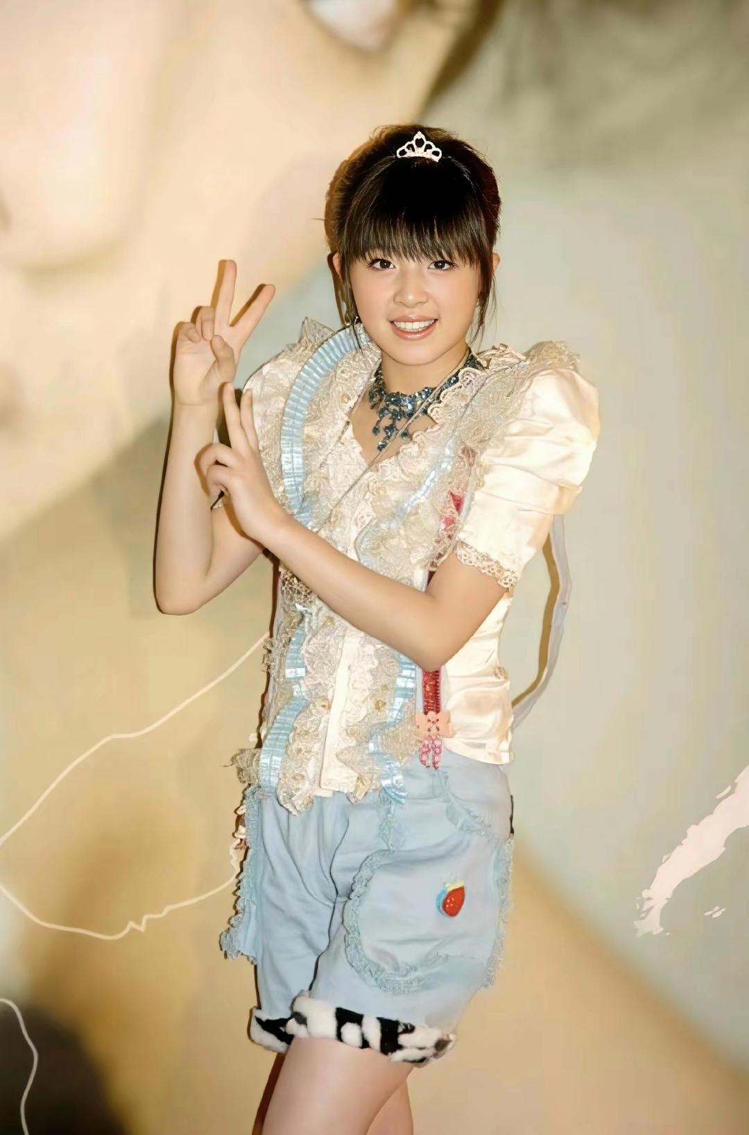 稚嫩的张含韵，这个时候才18岁，真是青春无敌啊！ 