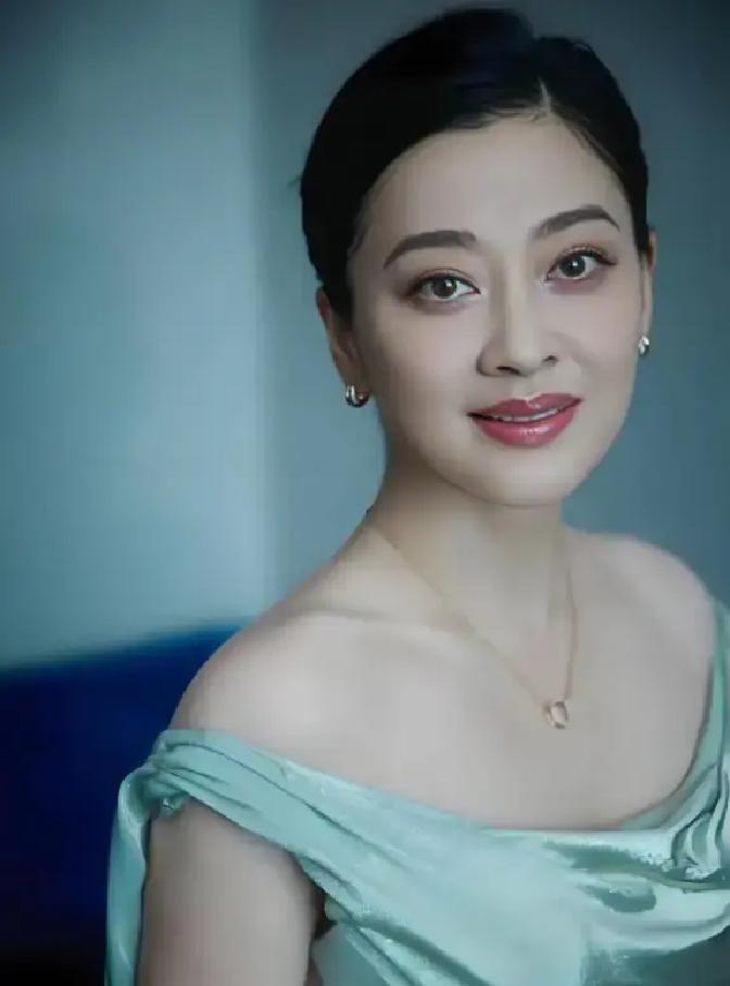 梅婷生娃差点没命，羊水栓塞四小时抢救才捡回一条命。
我看完她采访直冒冷汗，五十岁