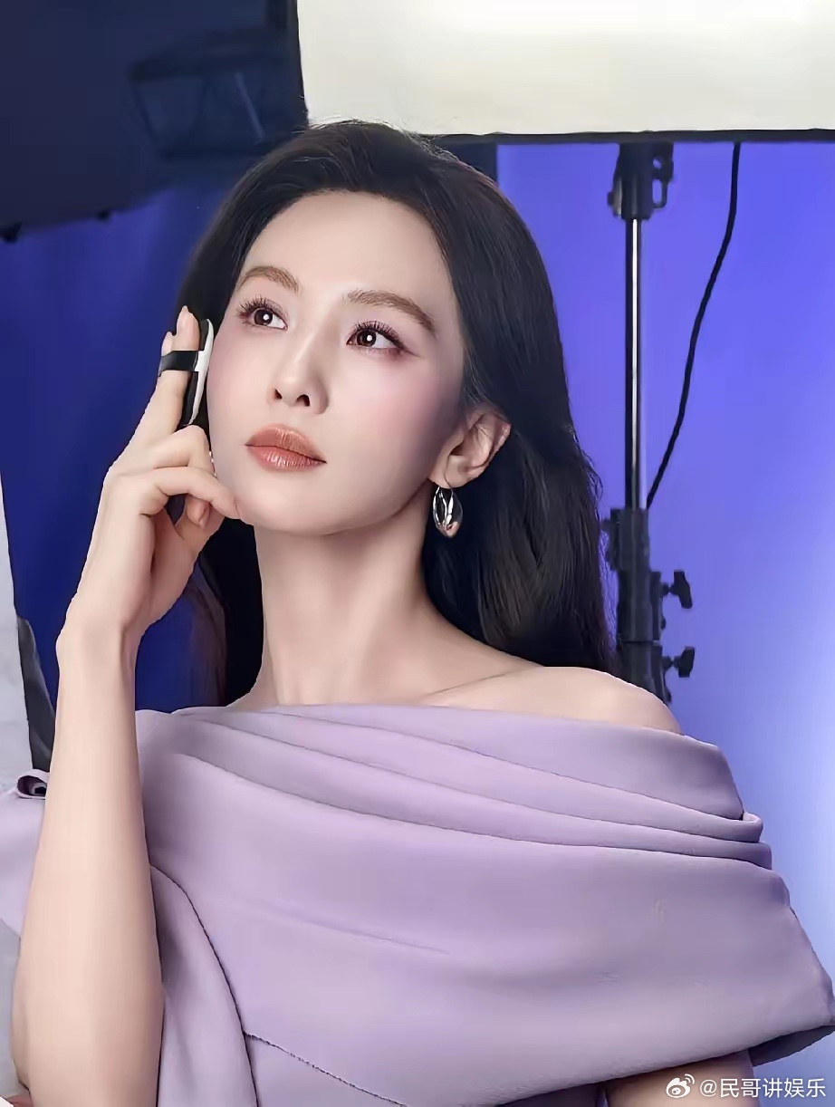 刘诗诗最新写真真是杀疯了这组大片放出来，我第一眼就被惊艳到了。完全不是那种刻意的