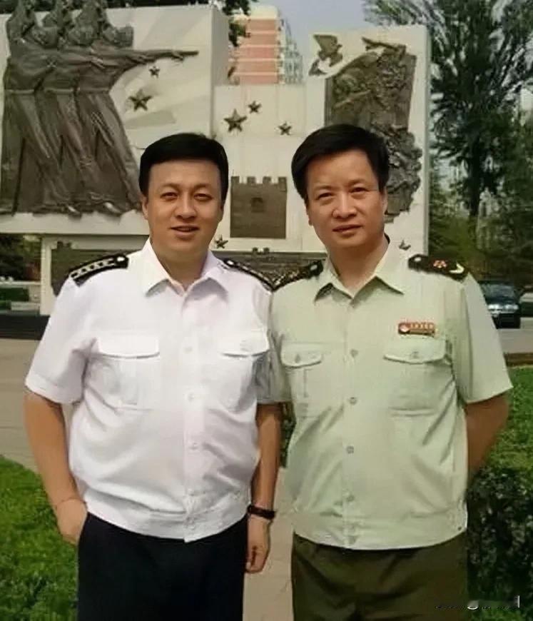 阎维文、吕继宏的合影，展现了军旅艺术家的风采。合照中， 两人并排一站，肩章闪亮，