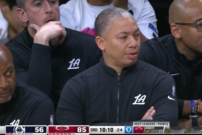 鲍威尔谈到老东家快船目前5胜16负的战绩：“我从没想过他们会是5胜16负，沦落到