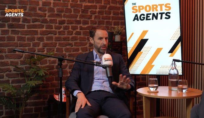 索斯盖特在采访中被问及执教曼联“首先，他们的主教练目前看起来做得相当不错。是的，