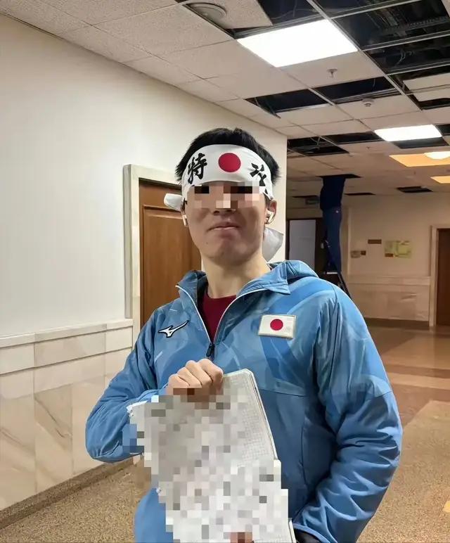 这事绝不能忍！
莫大课堂披旭日旗还带日军帽，南京籍历史生能不懂？
摘了墨镜道歉就
