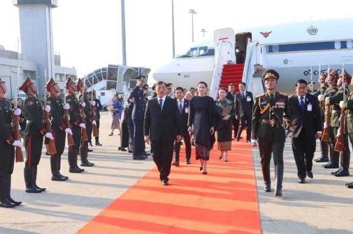 3月16日，泰国苏提达王后抵达老挝访问！
今天，苏提达王后和老公玛哈国王去了老挝