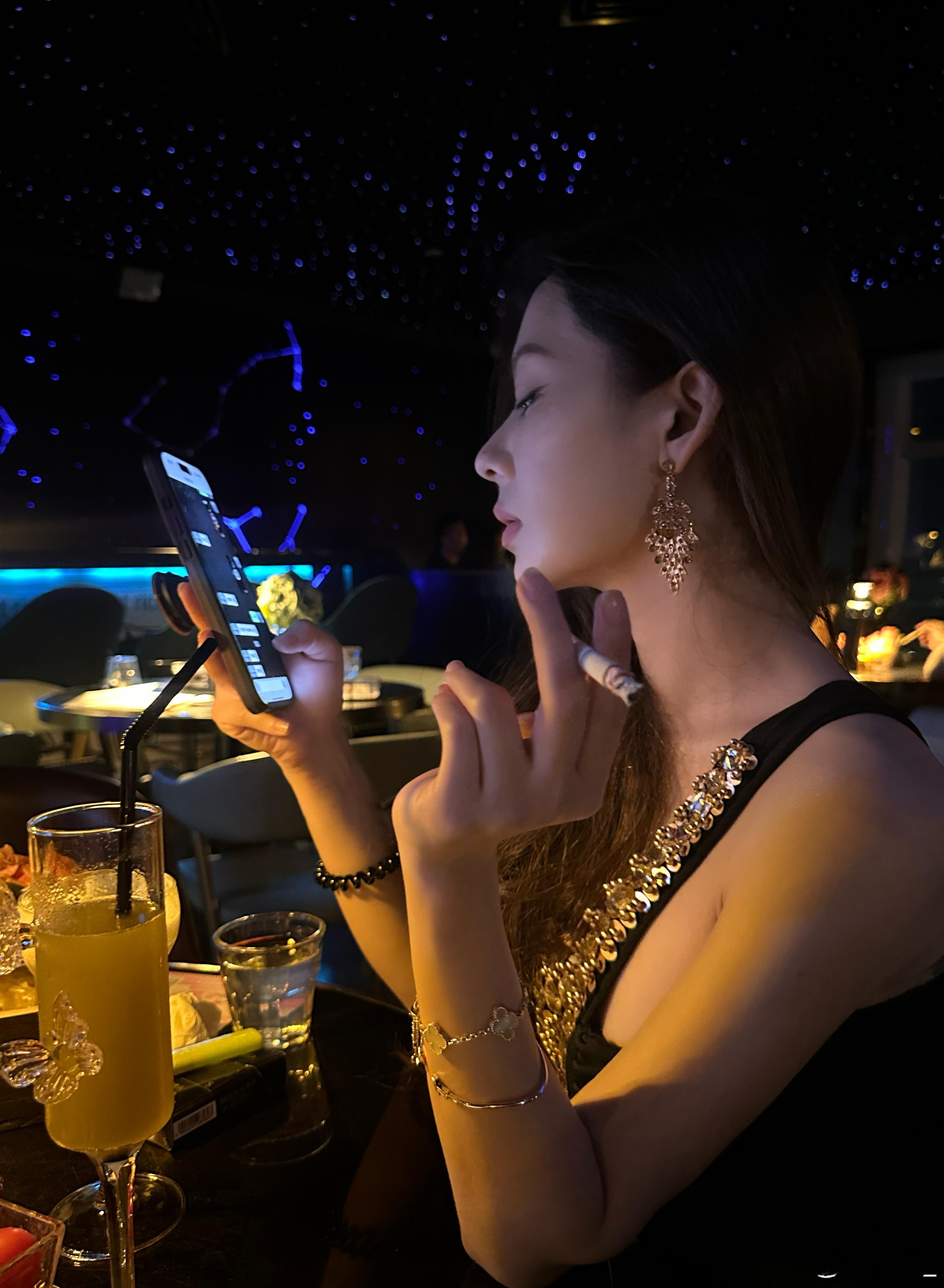 溺水的人慌乱中抓住的是另一个溺水的人 ​​​