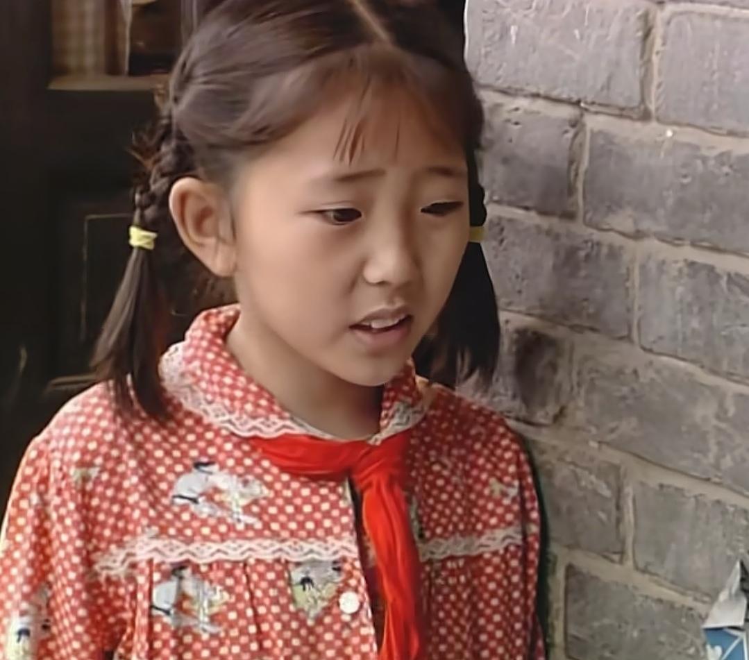 不仔细看都不知道这小丫头就是《小李飞刀》中的龙小云，原来那坏小子是个丫头演的，当