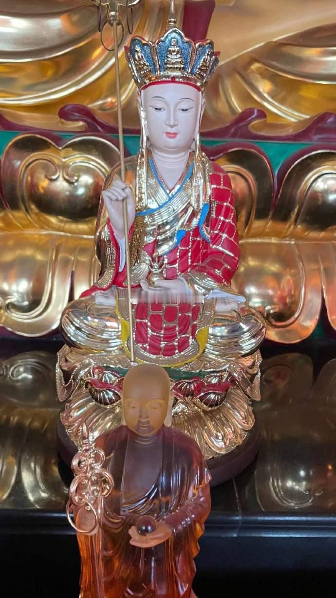若能虔诚持诵“南无地藏王菩萨”圣号，转发善法，广结善缘，不仅能感召护法善神日夜随