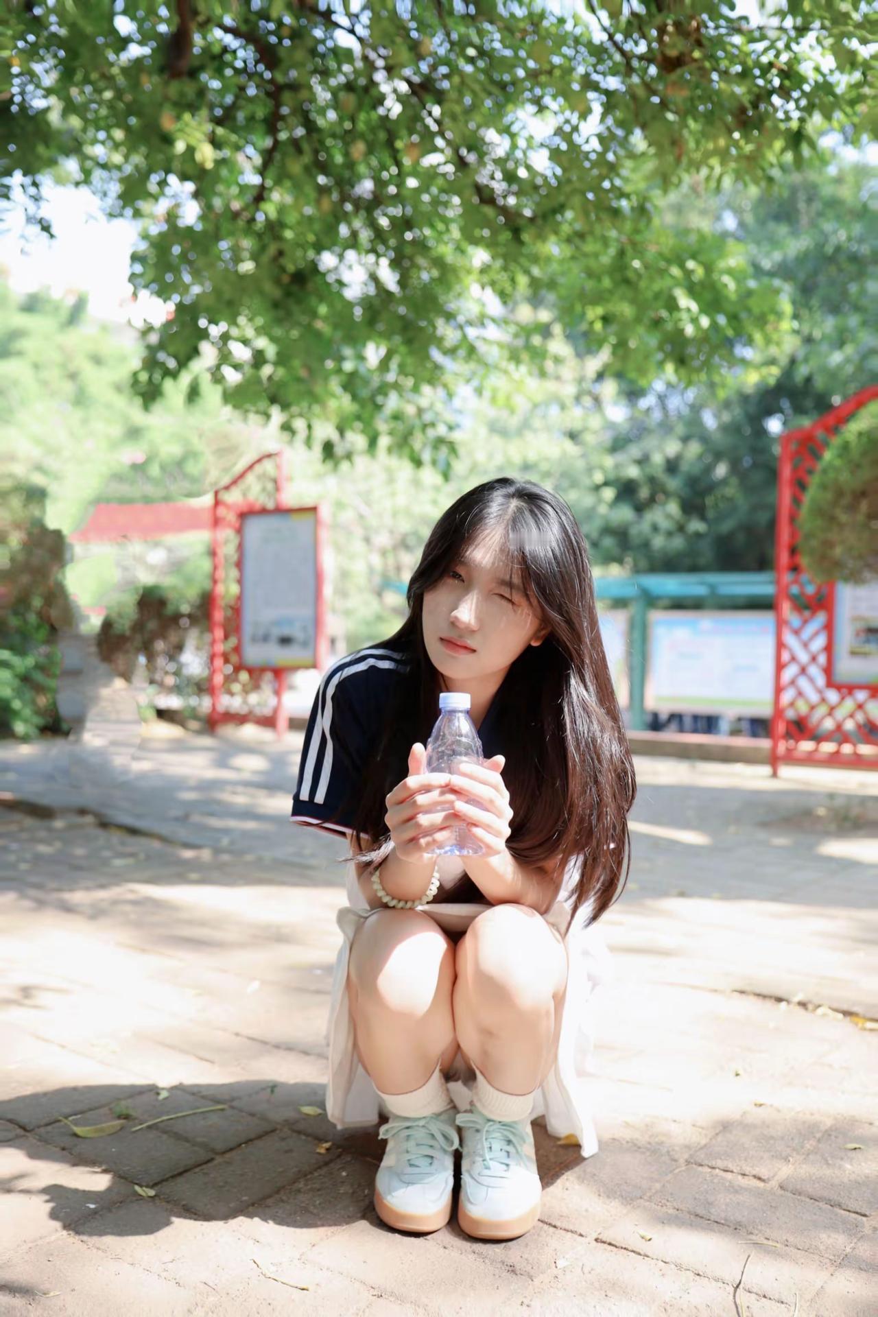 阳光明媚，女孩坐在树下喝饮水。女孩下午茶 美女咖啡馆 女性喝茶 喝茶女子 花园里