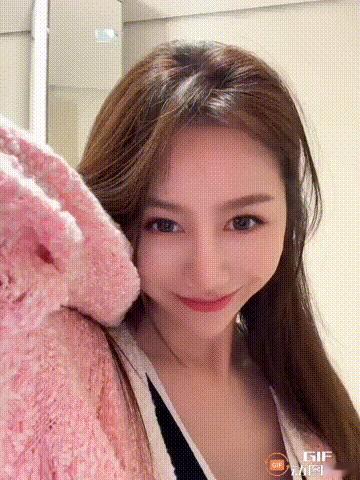 汪峰的第五任绯闻女友现身直播间，妩媚动人的笑容，不停的撩拨头发，还向网友抛媚眼，