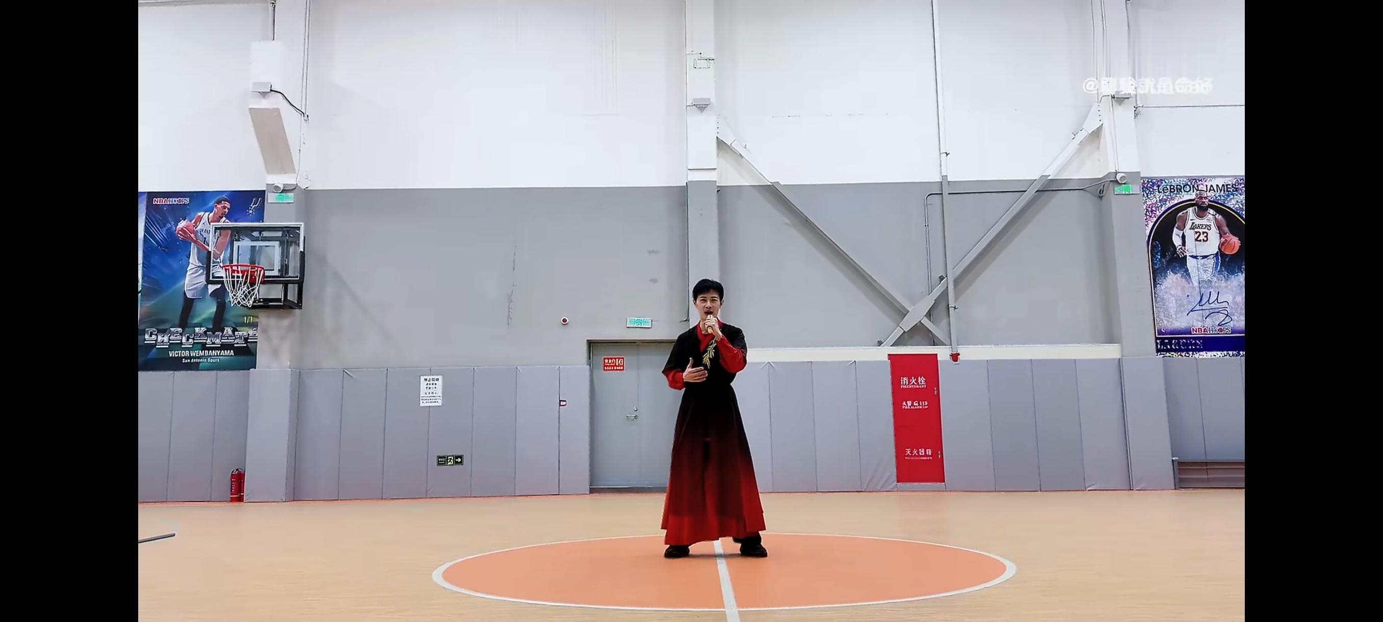 曹骏在篮球馆排练关山酒 曹骏这版《关山酒》练习室有点意思啊，篮球馆变练功房，没有