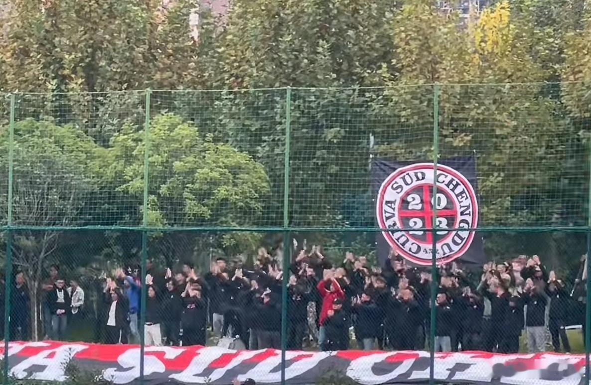 与河南队的比赛，在成都球迷看来，不仅仅是关乎争冠，更重要的是争一口气。为此，50