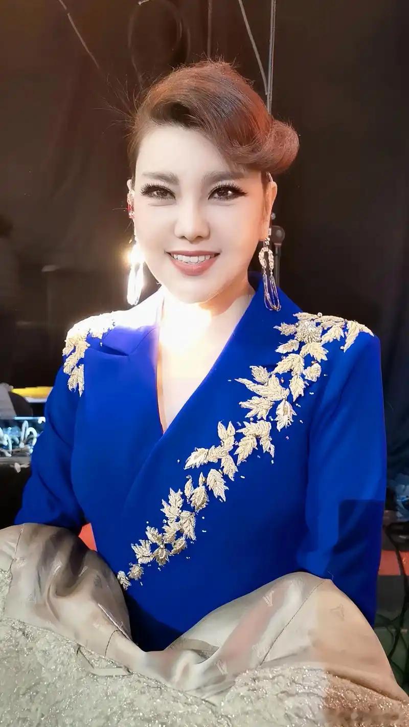 曝乌兰图雅自己对接工作和商务此前被误解排练分心，真相是她抽空对接工作，兼顾舞台训