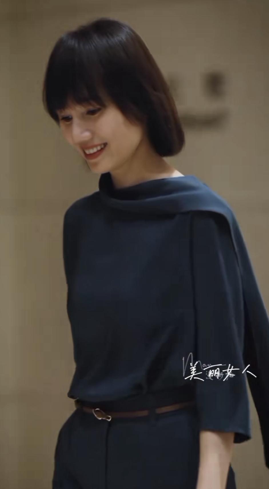 袁泉这样的女人才真正叫做美丽女人，你看她和别的女人一点都不相同，她知性有修养，大