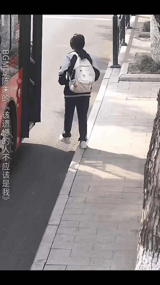 浙江嘉兴公交上的温柔一幕，暖哭了！
 
浙江嘉兴，一名返校女学生乘公交时突发低血