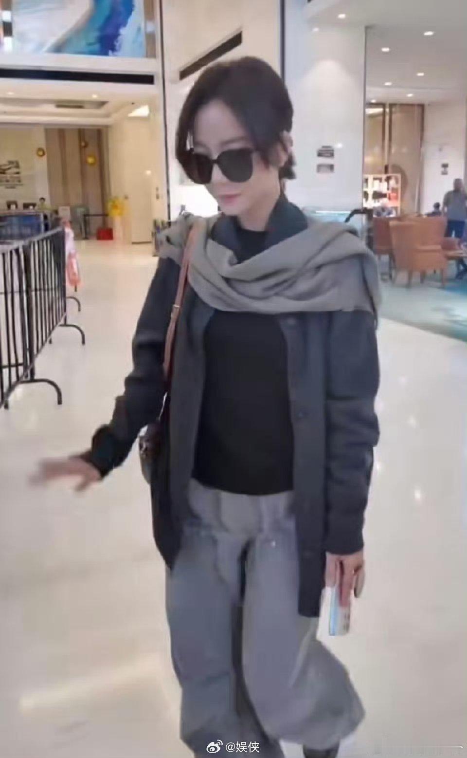 王珞丹两天穿搭判若两丹王珞丹这反差绝了！又甜又拽，太可爱啦！乘风2025 ​ ​