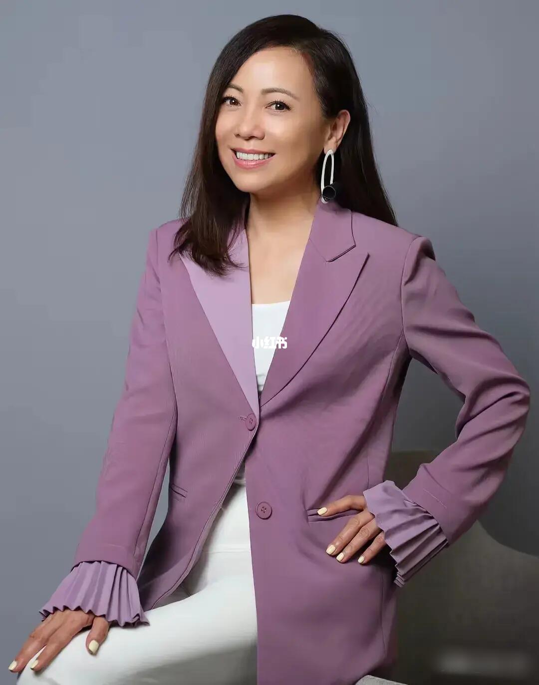 主持人问邓萃雯:“你这么拼命工作，一定存到了很多钱。” 	 邓萃雯摇摇...