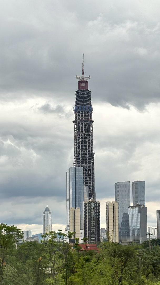 仿佛看到了一只巨大的蟑螂 