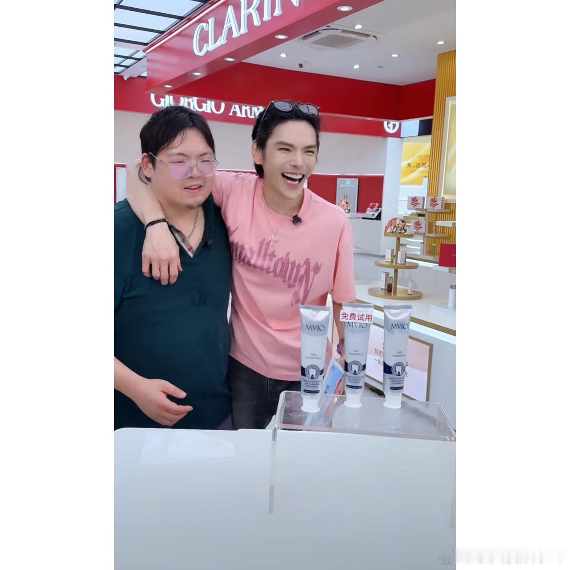 向佐这次带弟弟向佑，我觉得既不是有些人说的“早就算计好的”，也不是单纯“兄弟情深