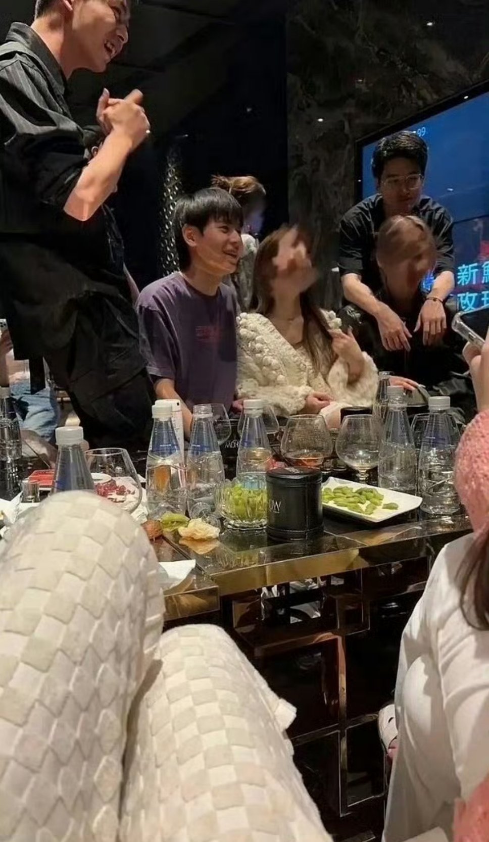 九尾 无畏 无畏选手又商K又乱扔烟头又投降，人品也不行，职业态度也不行啊我要补充