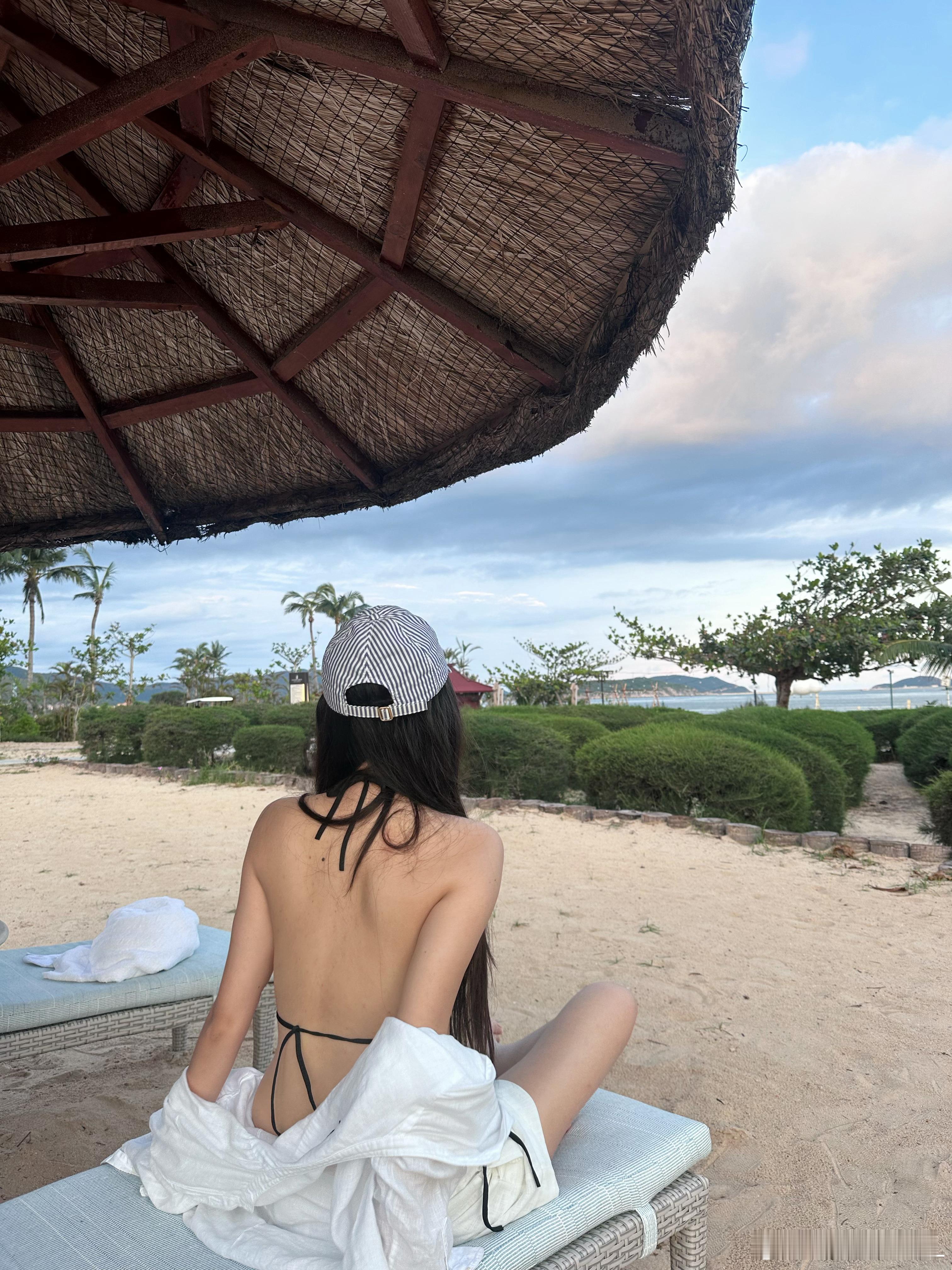 素素的今天～晒伤了不敢化妆[苦涩]  ​​​