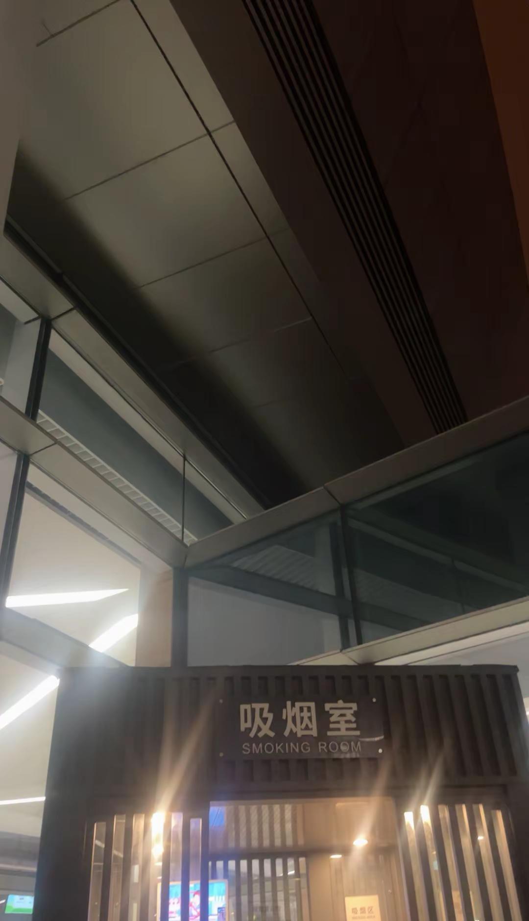 本来应该从从容容游刃有余的走，现在是连滚带爬走。