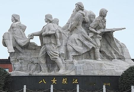 1938年一天夜里，日本特务葛海禄在追击东北抗日联军时，他看到西山河谷中闪烁着微