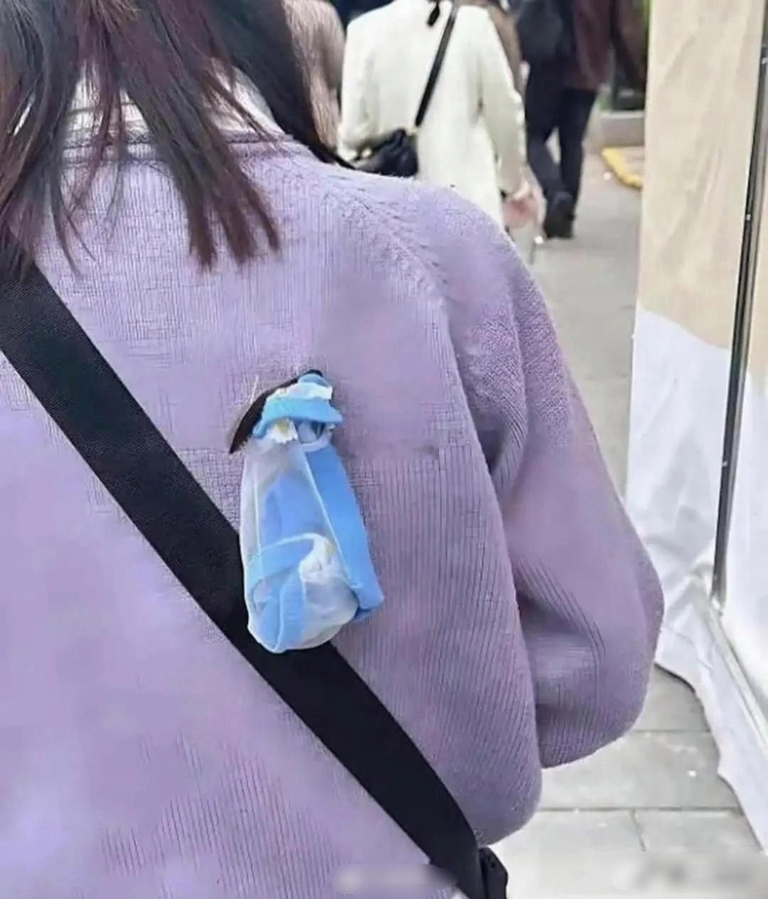 跟了她一路了，提醒不提醒她呢 