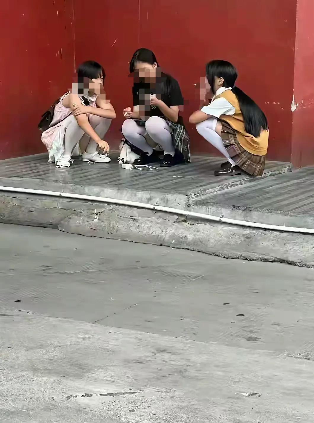 看到女孩儿们这个样子，痛心的不仅仅是家长，还有我们的教育！如果你碰到这样的女孩儿
