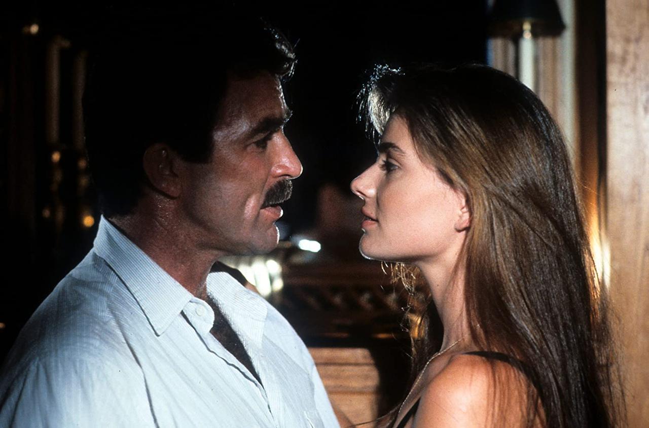 她是典型的“超模美”在银幕上的延伸
身高近180公分的她
拥有着如同古希腊雕塑般