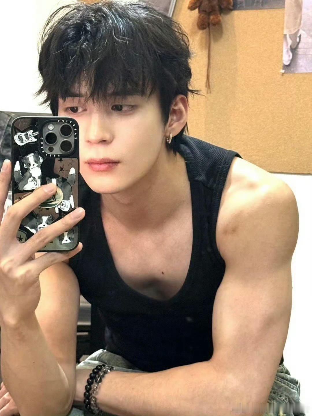 章时安太拿我们当外人了童颜巨肌章时安，这身材太绝了！下次戏里请大方秀出来，别拿我