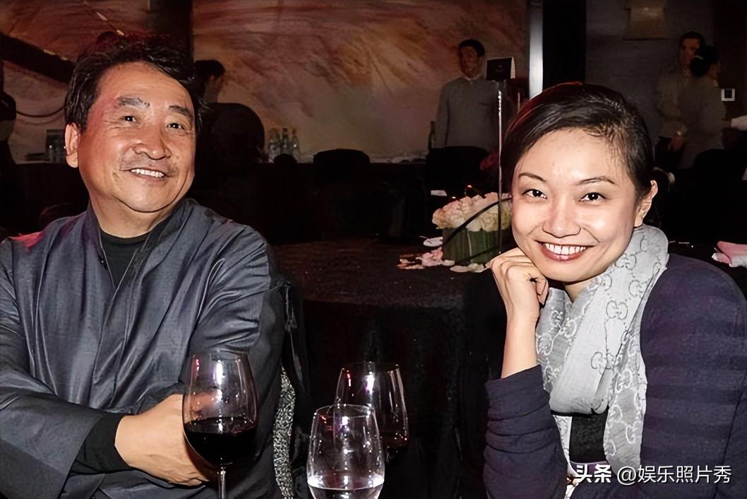 姜昆和47岁女儿，俩人笑起来还是挺有“父女相”的！

姜珊如今47岁依然未婚！说