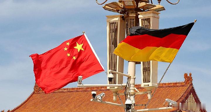 彭博称德国总理默茨昨天在科隆大学向学生发表演讲时，声称人民币币值长期被低估25%