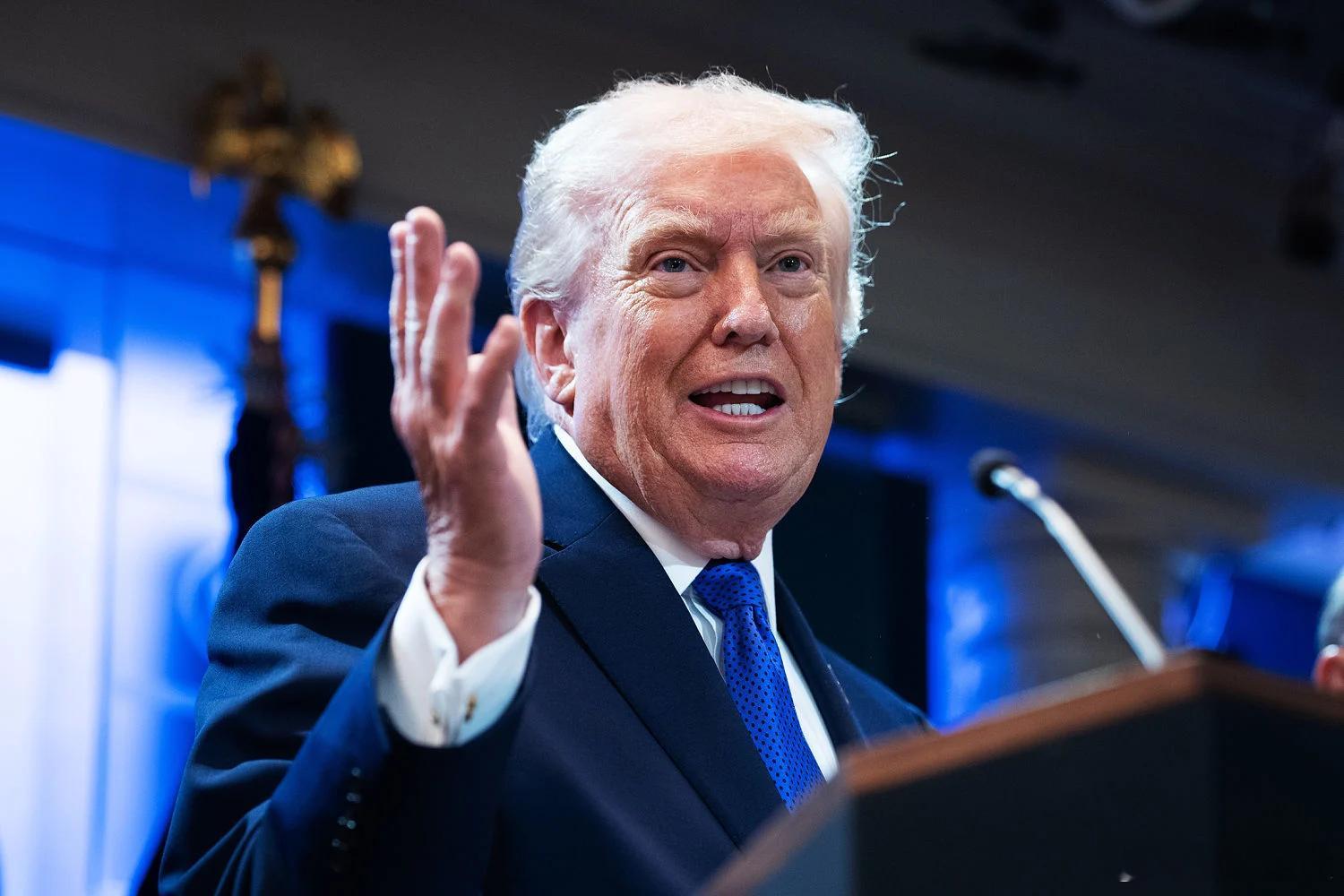 【“这里每个人都怒不可遏”：特朗普猛烈抨击最高法院，白宫在关税败诉后手忙脚乱】（