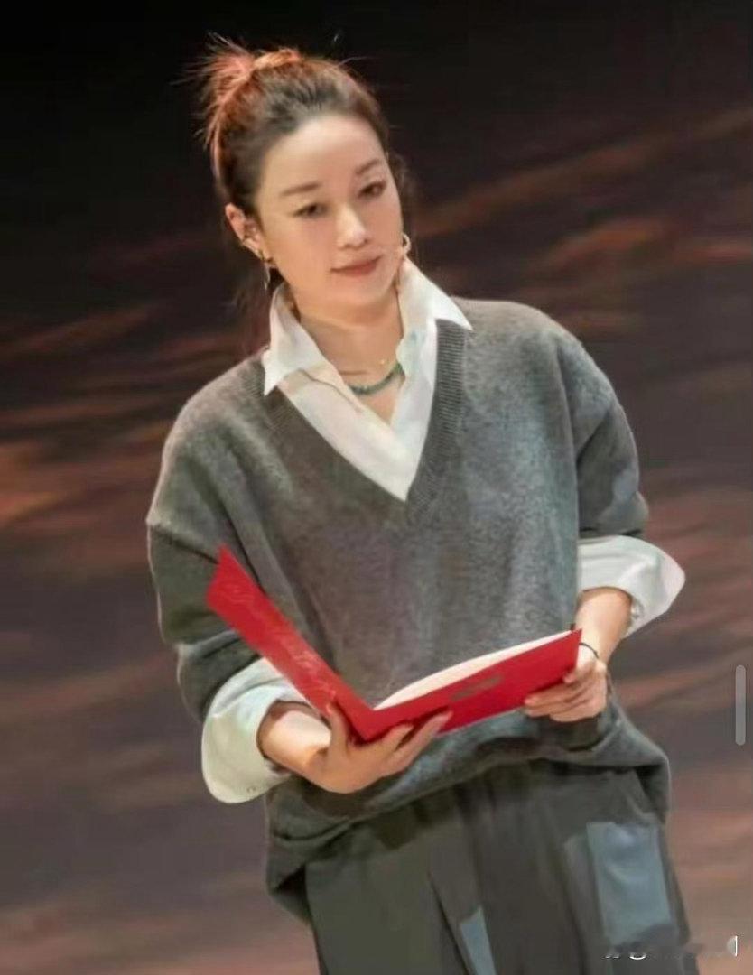 马伊琍新发型也太惊艳了！49岁状态宛如30+，气质干练又高级，越活越出彩～ 