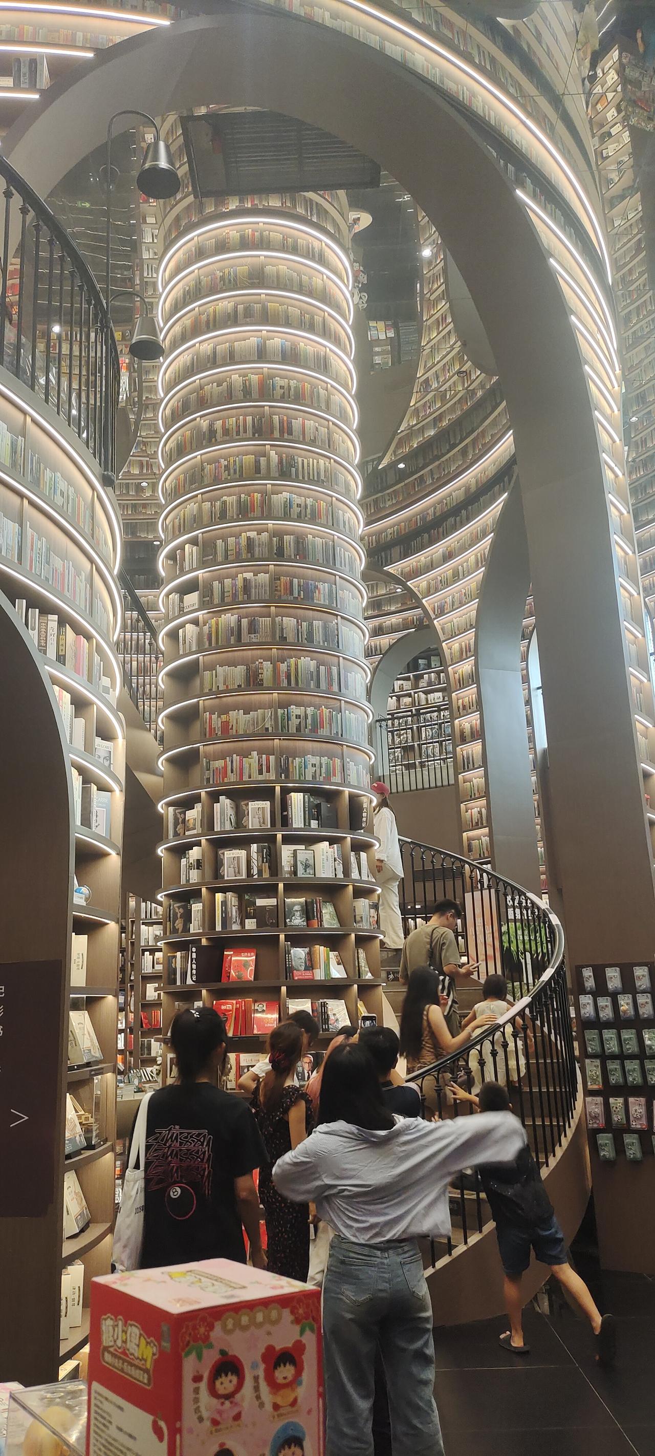 上联:上上下下上下一致，诚邀下联左左右右左右逢源，望请斧正！