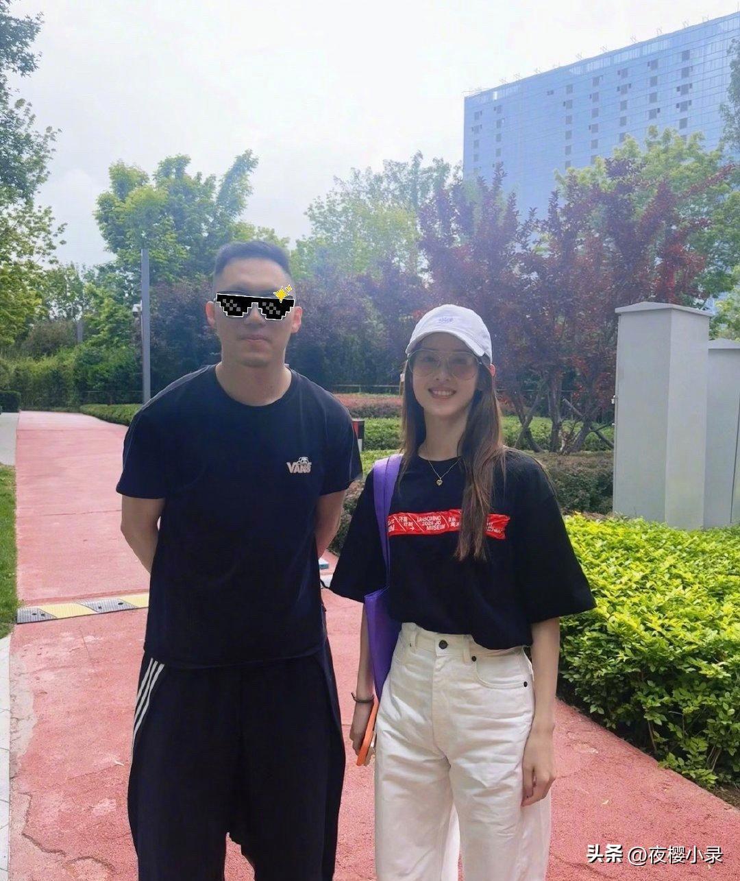 33岁章泽天现身自家公司创办的美术馆，和旗下员工一起合照。她的穿衣打扮时尚又年轻