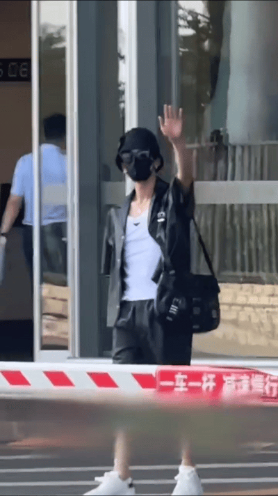 檀健次给炭火摆手好kiyo～ ​​​