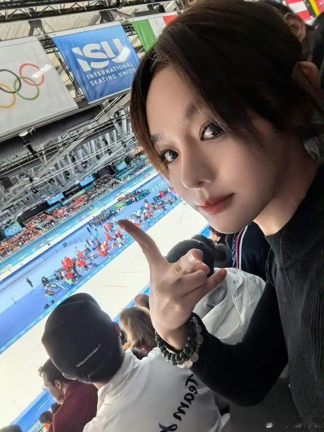 黄霄雲冬奥现场应援高亭宇 黄霄雲到米兰给高亭宇加油助威咯。现场应援和大屏，仪式感